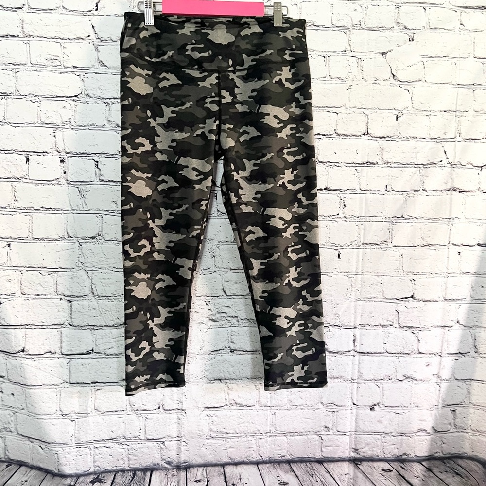 FABLETICS. Camo crop leggings. Size M
